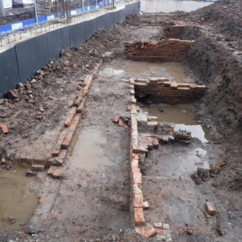 Ginnel leading to Hanner's Court with back-to-back cellars to the south © Copyright ARS Ltd 2022